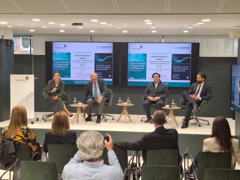 La mesa redonda y el debate sobre los Principios UNIDROIT DAPL, con registradores, académicos y profesionales del sector.